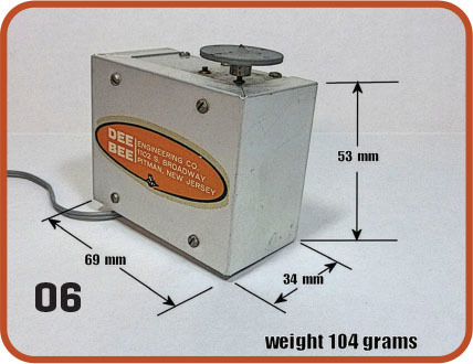 Rectangular device with measurements: 69 x 34 x 53 mm, weight 104 grams.